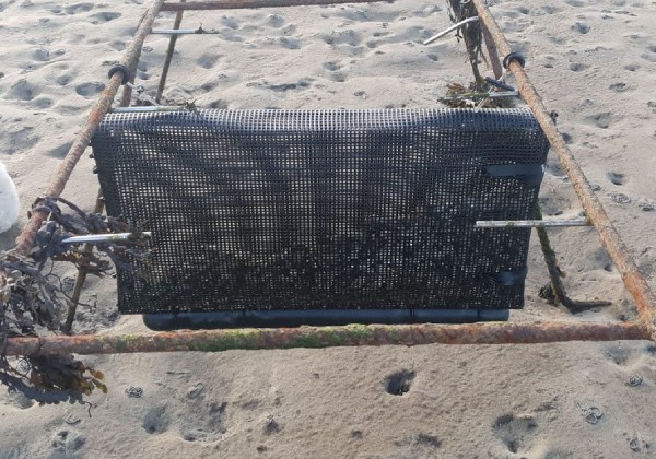 T-Ostrea Flotation Clips allow you to hang your oyster bags onto the trestle & lets them move freely with the tide. 2-piece kit works with any trestle size.