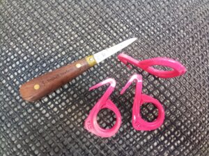 These plastic pink oyster bag hooks from YAD are suitable for all size mesh, with a deep hook to ensure stability.